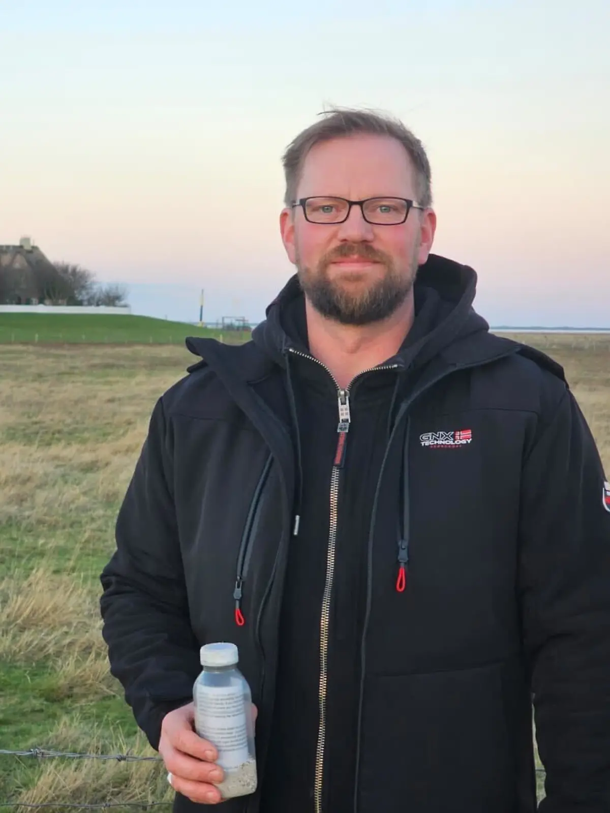 Holger Spreer-Wree lebt mit seiner Familie auf der Hallig Süderoog und entdeckt die ungewöhnliche Flaschenpost.