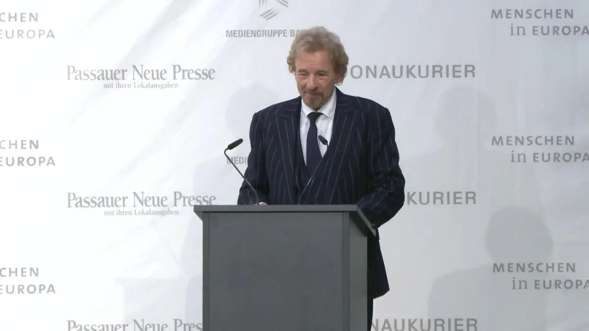 Nach Bambi-Eklat wieder auf der Bühne! Thomas Gottschalk erntet Lacher statt Buhrufe Ansage von Ehefrau Karina