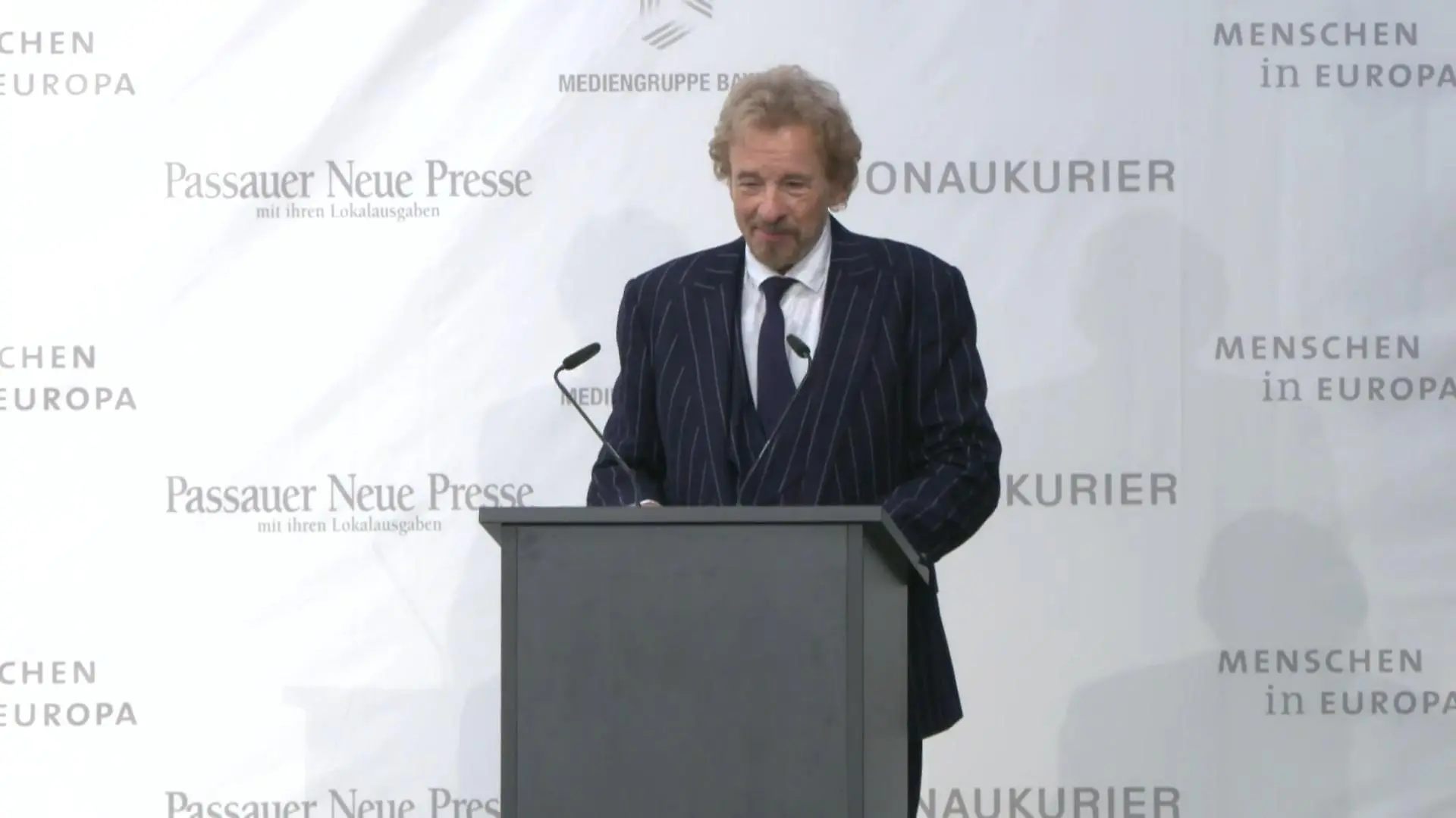 Nach Bambi-Eklat wieder auf der Bühne! Thomas Gottschalk erntet Lacher statt Buhrufe Ansage von Ehefrau Karina