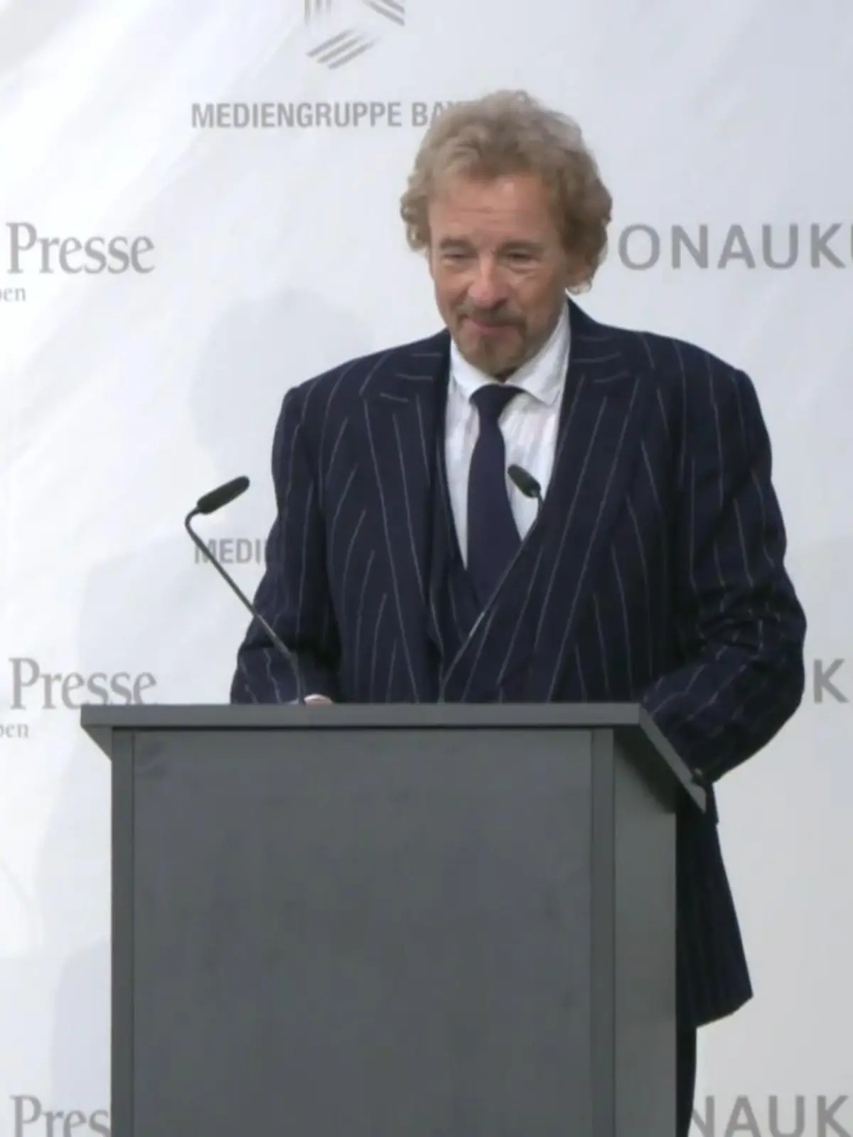 Bild zu: "Nach Bambi-Eklat wieder auf der Bühne! Thomas Gottschalk erntet Lacher statt Buhrufe"