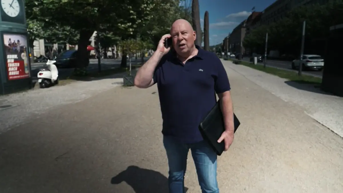 Klaus Nachtigall telefoniert