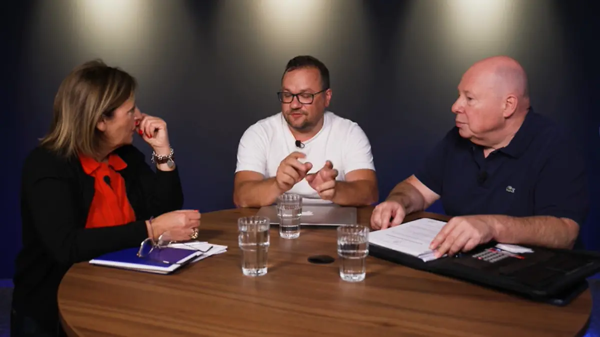 RTL-Reporterin Kathrin Gräbener mit Mike und Klaus Nachtigall im Gespräch