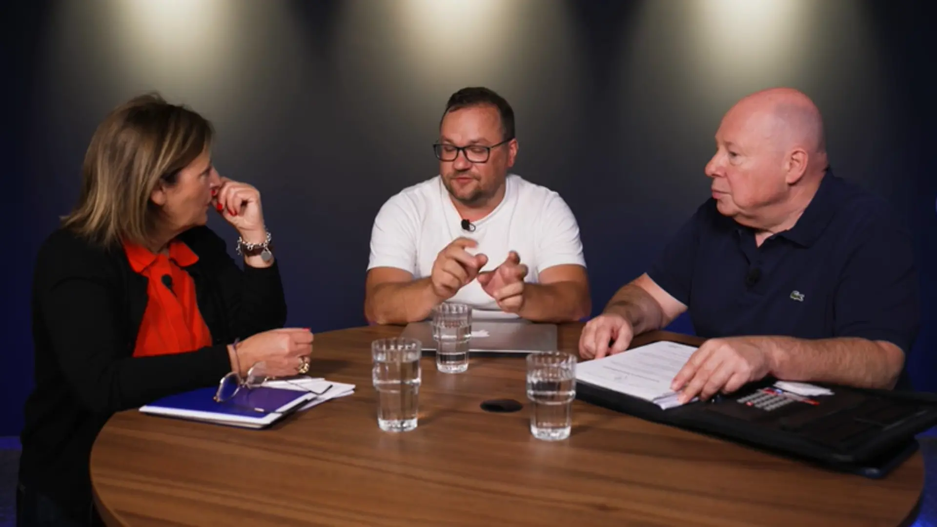 RTL-Reporterin Kathrin Gräbener mit Mike und Klaus Nachtigall im Gespräch