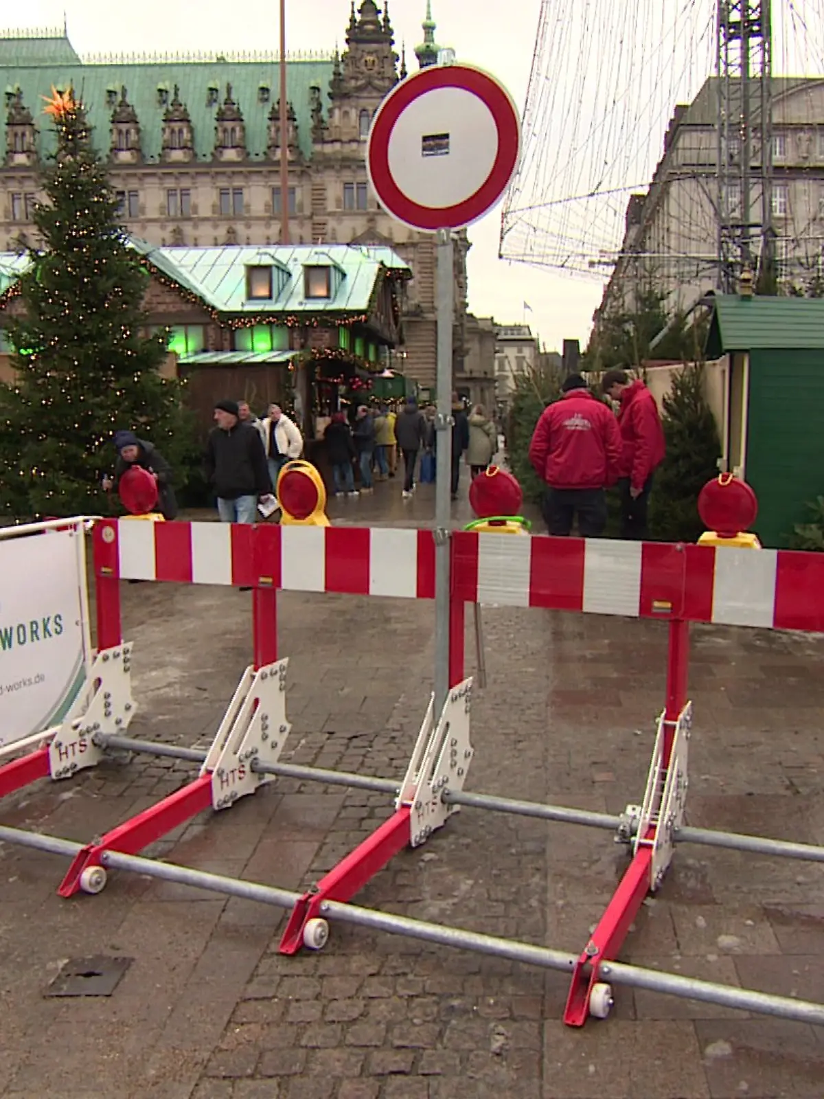 Bild zu: "Ungemütlich, aber beschützt: Weihnachtsmärkte im Norden zahlen den Preis der Sicherheit"