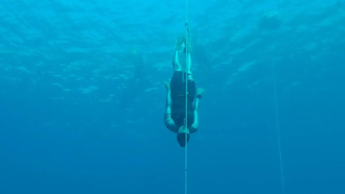 Mit einem Atemzug zum Weltrekord! Kateryna Sadurska taucht 86 Meter tief - ohne Sauerstoff Begleitet vom Gesang der Wale