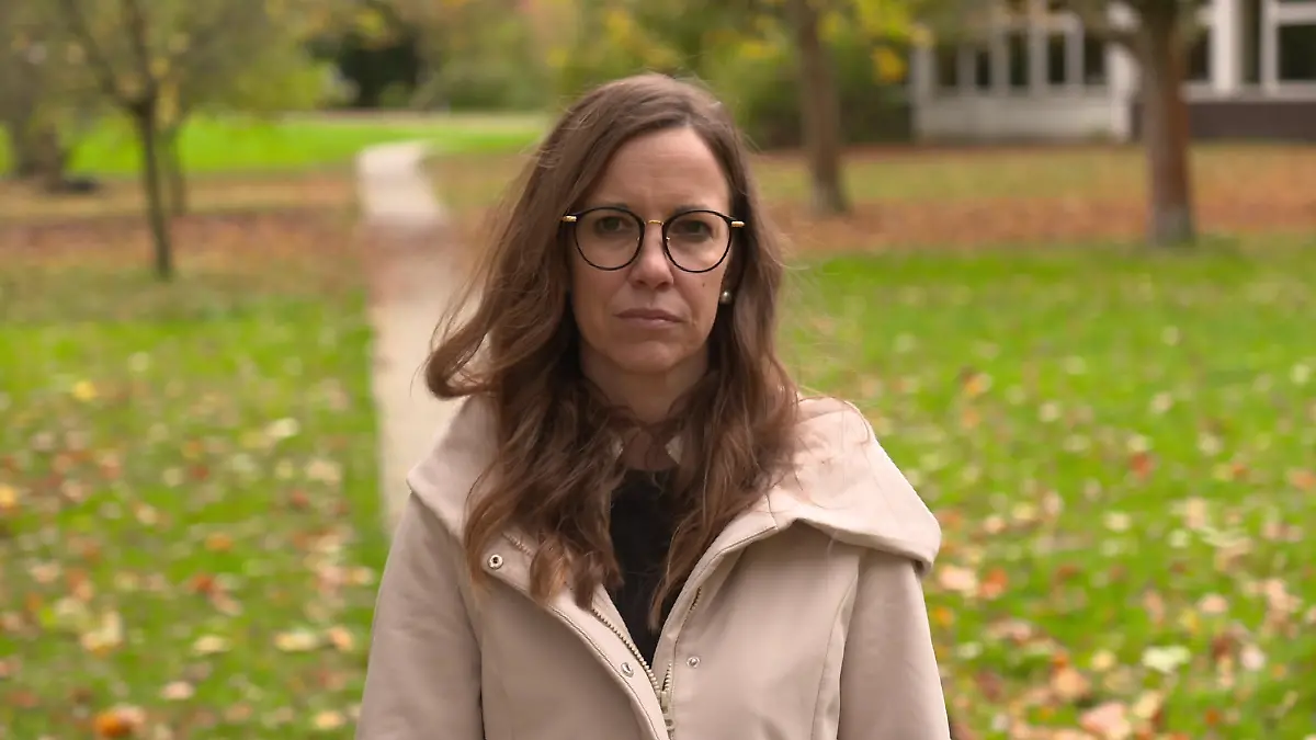 Im Juli 2021 greift ein Bekannter sie auf offener Straße an. Denise Carstens habe ihm vorher klar gemacht, dass sie keine Beziehung zu ihm möchte.