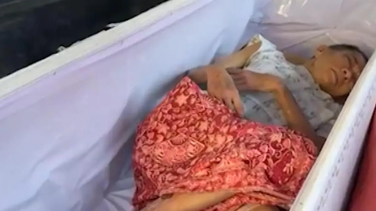 Kurz vor Einäscherung! Tot geglaubte Frau (65) wacht im Sarg wieder auf Angehörige hören ein Klopfen