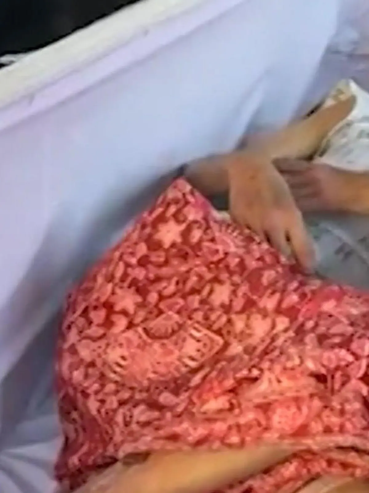 Bild zu: "Kurz vor Einäscherung! Tot geglaubte Frau (65) wacht im Sarg wieder auf"