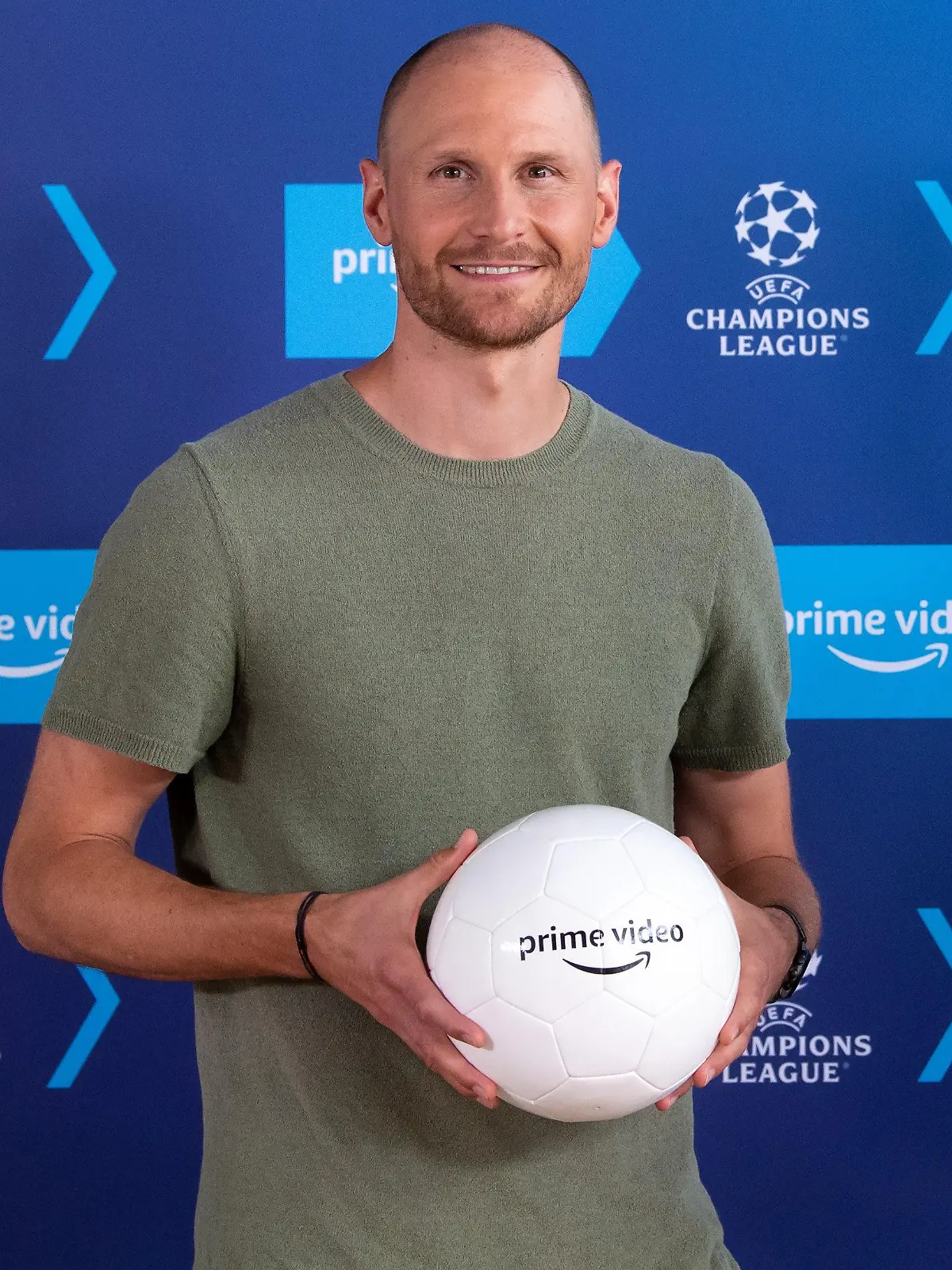 27.07.2021, Bayern, München: Benedikt Höwedes, Kommentator, nimmt an einer Pressekonferenz von Amazon Prime Video teil. Amazon zeigt ab der Saison 2021/22 Spiele der Champions League. Auf seinem kostenpflichtigen Streamingdienst zeigt der Online-Gigant das jeweilige Topspiel am Dienstagabend. Foto: Sven Hoppe/dpa +++ dpa-Bildfunk +++