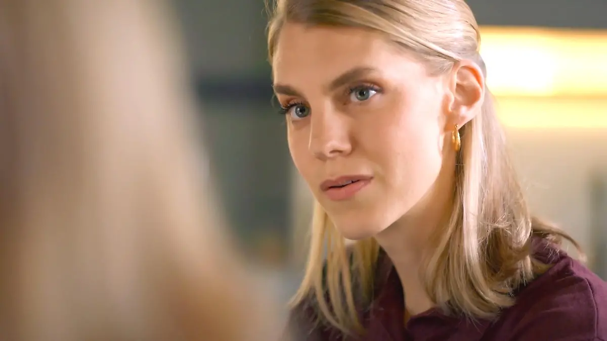 -Unter-uns-Vorschau-am-11-12-25-im-TV-Sagt-Stella-Patrizia-dass-sie-ihr-Geheimnis-kennt-