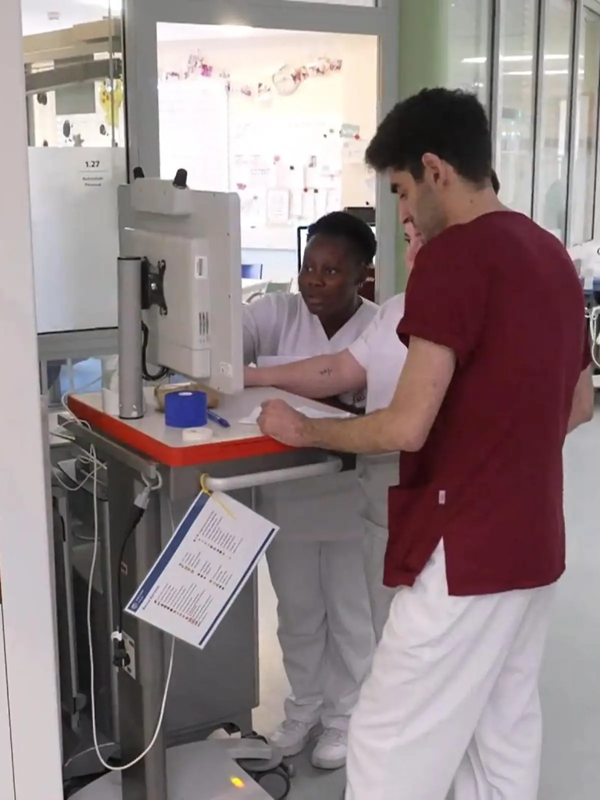 Bild zu: "Angehende Pflegekräfte übernehmen die Kinderstation"