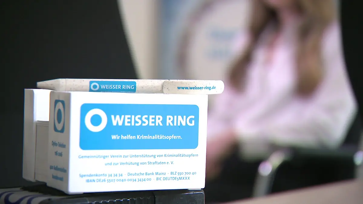 Die Hilfsorganisation „Weißer Ring e.V.” informiert Opfer über ihre Rechte und unterstützt bei der Antragsstellung.