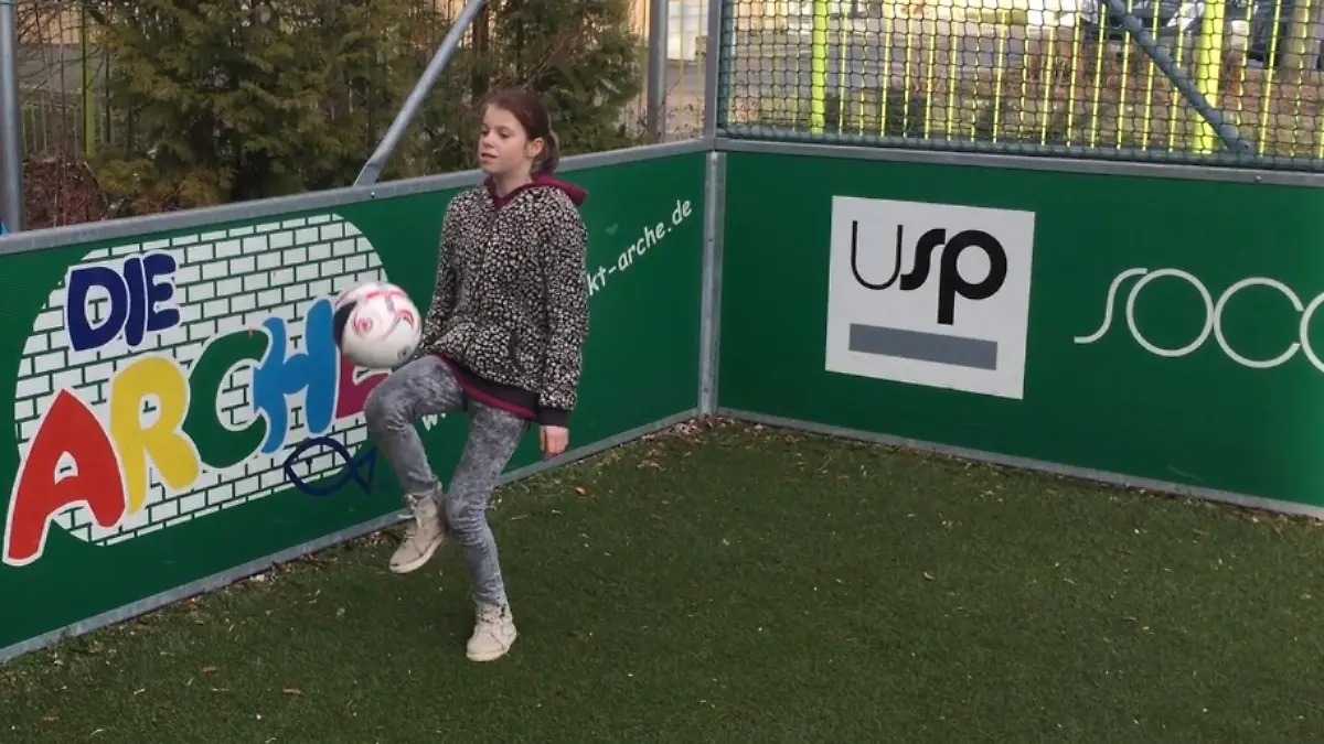 Kiara spielt mit einem Ball