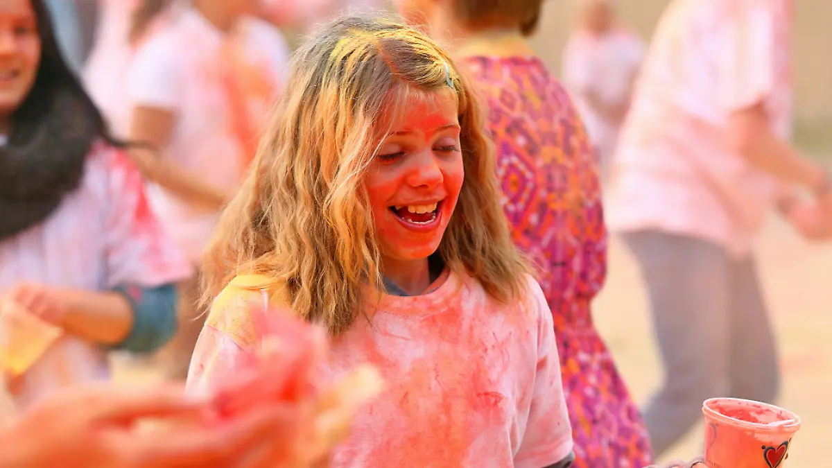 Kiara mit bunter Farbe