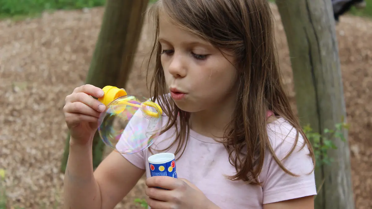 Kiara spielt mit Seifenblasen