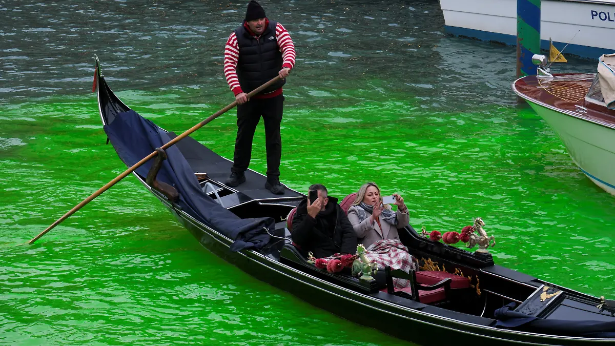 Der Canal Grande nach der Farbattacke