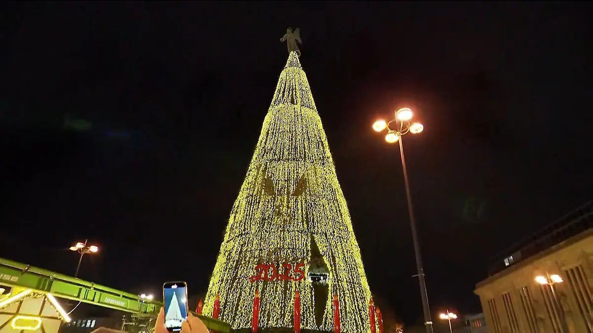 Einer-der-gr-ten-Weihnachtsb-ume-der-Welt-erstrahlt-in-Dortmund-in-vollem-Glanz-mit-neuem-Konzept