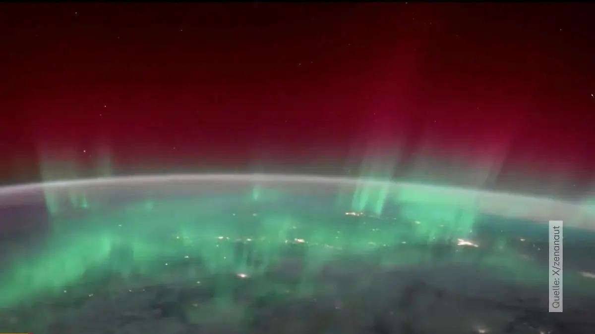 Bunte Polarlichter aus dem Weltall Faszinierender Anblick von oben