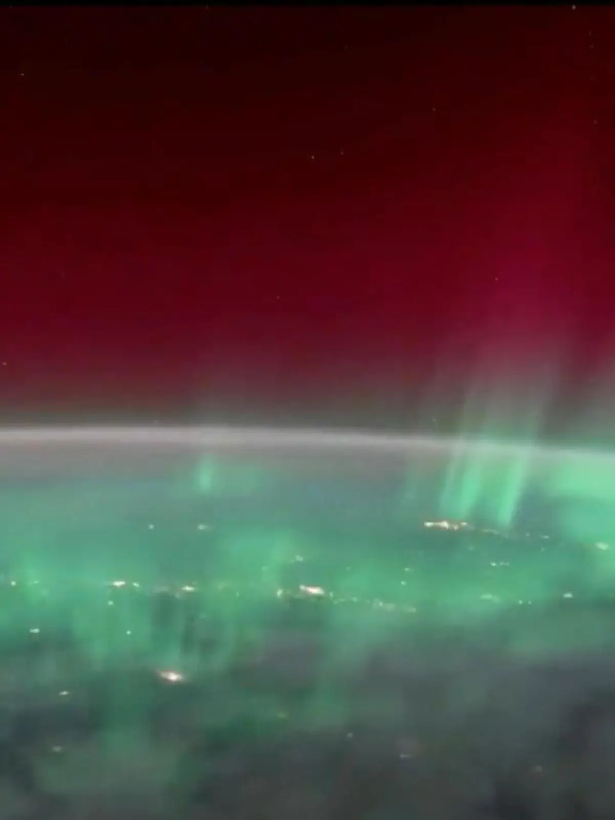 Bild zu: "Bunte Polarlichter aus dem Weltall"