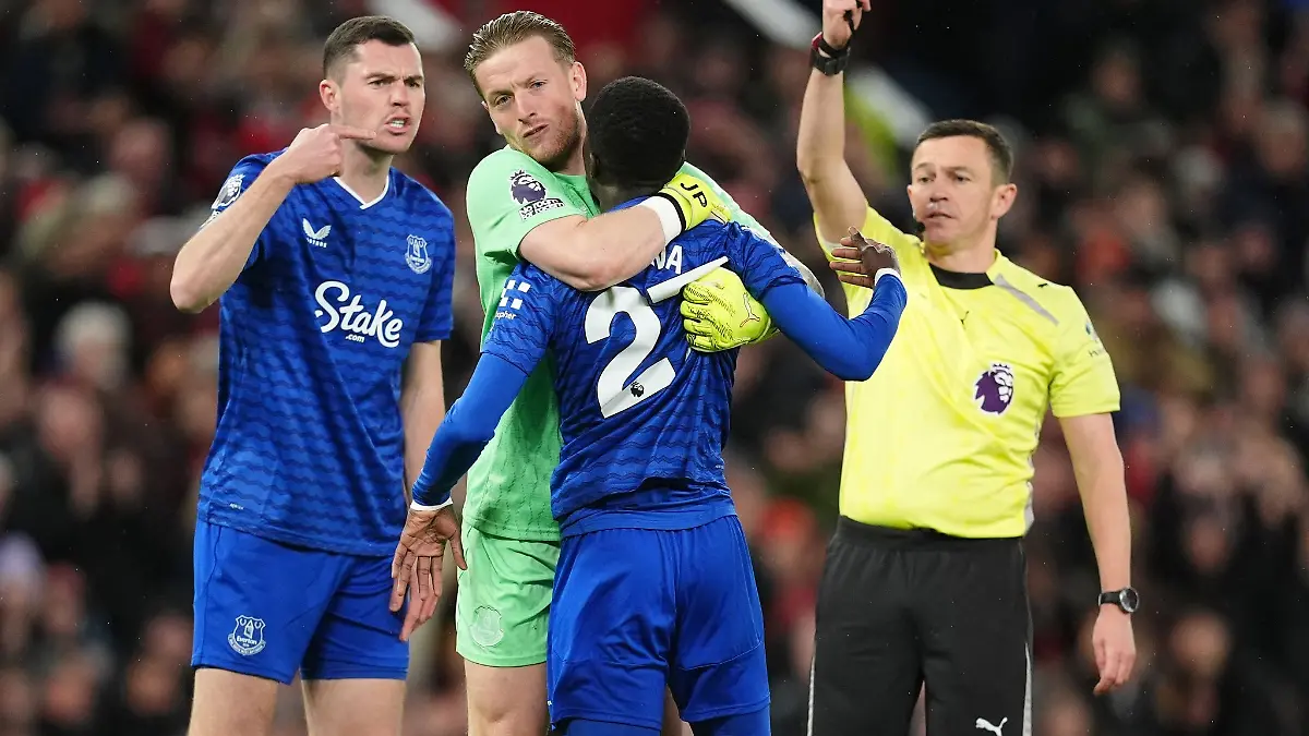 Evertons Idrissa Gueye (2.v.r.) sieht nach einer Ohrfeige gegen seinen Teamkollegen Michael Keane (li.) die Rote Karte.