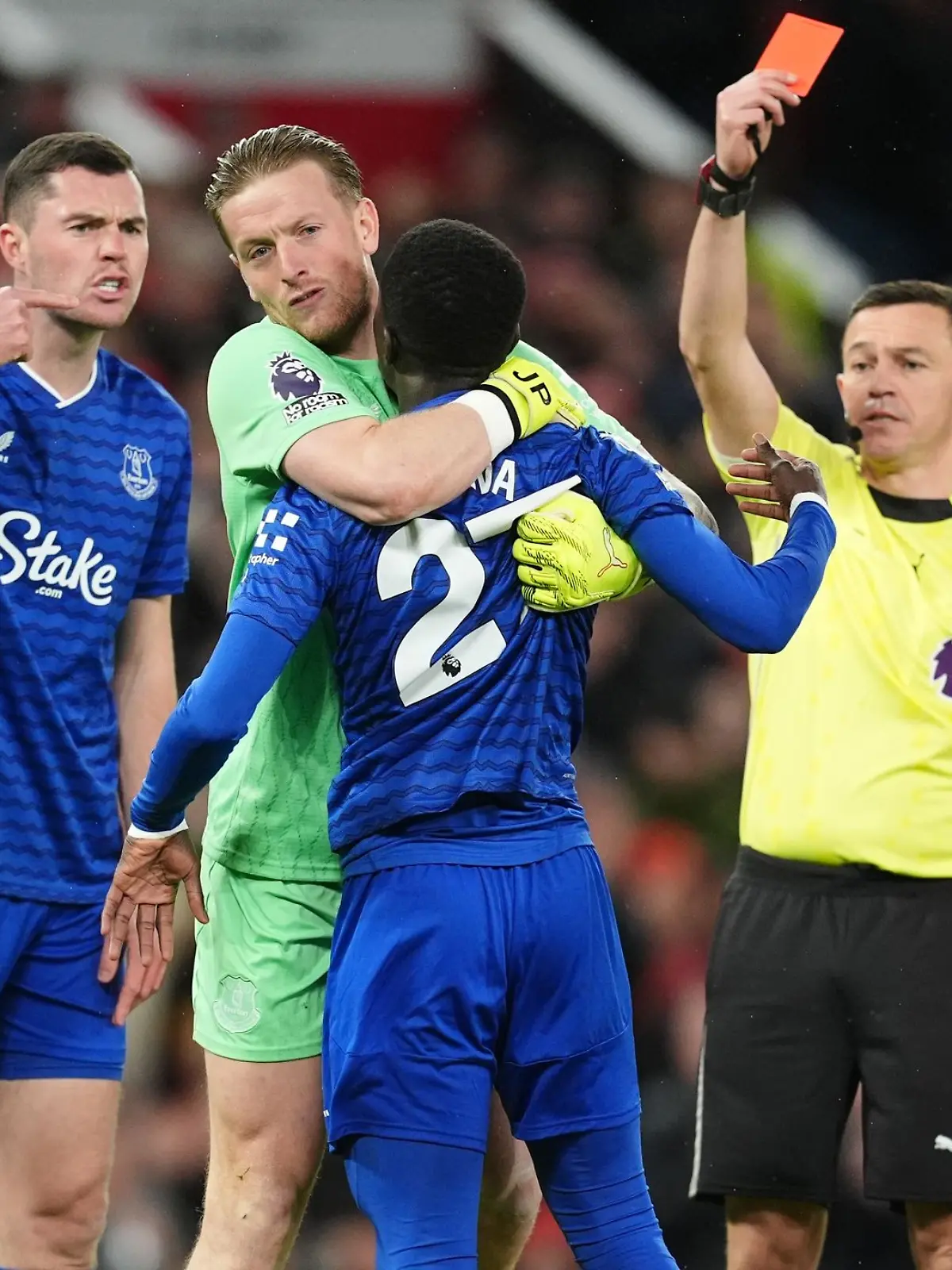 Bild zu: "Mitspieler geohrfeigt: Bizarre Rote Karte in England"