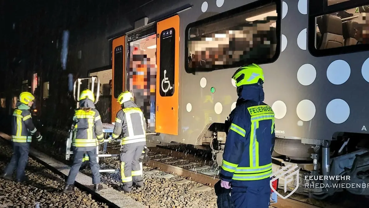 Ein vermutlich stark betrunkener Lokführer ist nach Auffälligkeiten und dem Halt des Regionalzuges auf freier Strecke im Münsterland von der Polizei vorübergehend in Gewahrsam genommen worden.