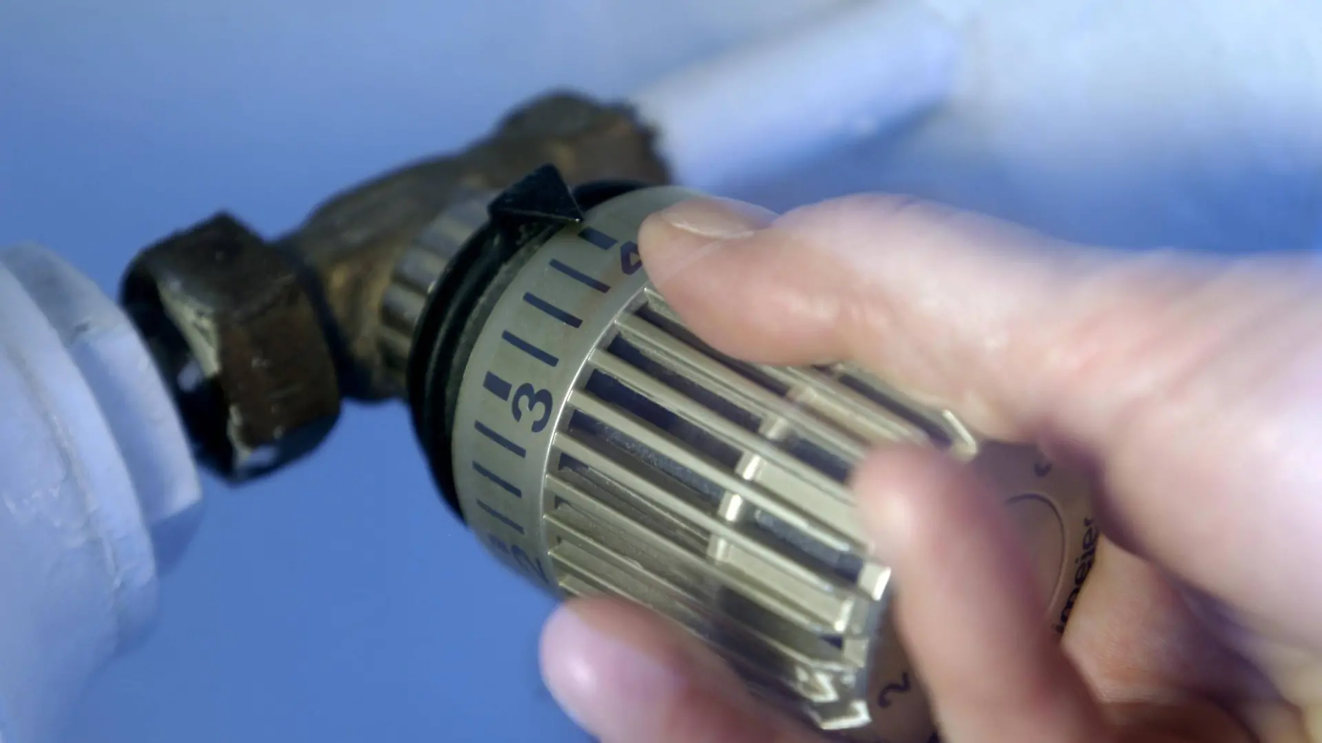 vb m k+ Hand dreht am Heizkörperthermostat