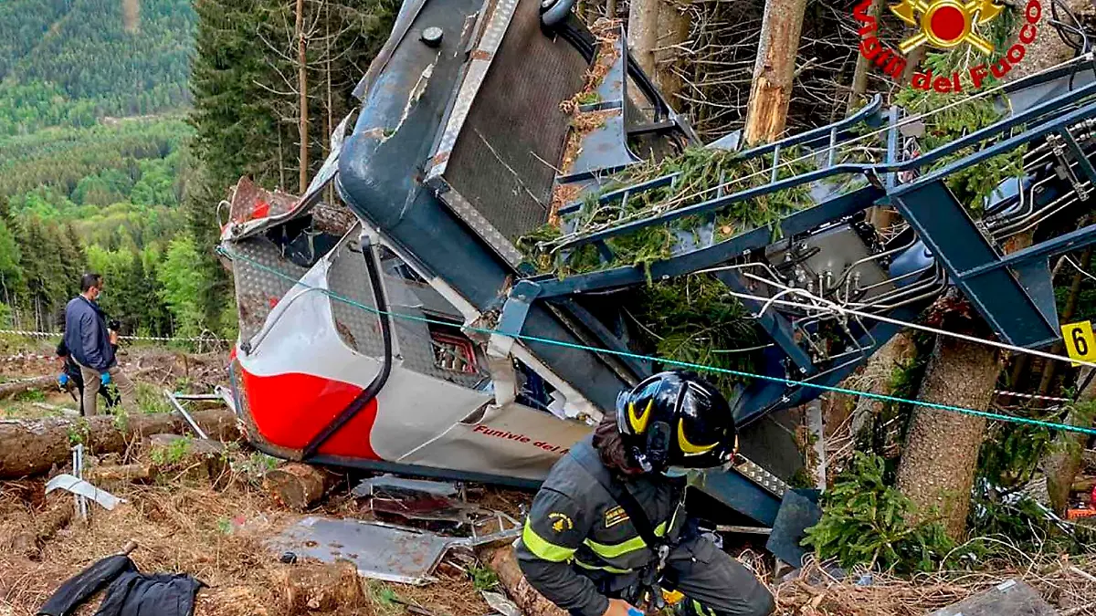 HANDOUT - 23.05.2021, Italien, Stresa: Rettungskräfte arbeiten am Wrack einer abgestürzten Gondel, die in einem Waldstück liegt. Beim Absturz der Gondel einer Seilbahn am norditalienischen Lago Maggiore haben mindestens 14 Menschen ihr Leben verloren. Foto: Uncredited/Vigili del Fuoco Firefighters/AP/dpa - ACHTUNG: Nur zur redaktionellen Verwendung im Zusammenhang mit der aktuellen Berichterstattung und nur mit vollständiger Nennung des vorstehenden Credits +++ dpa-Bildfunk +++
