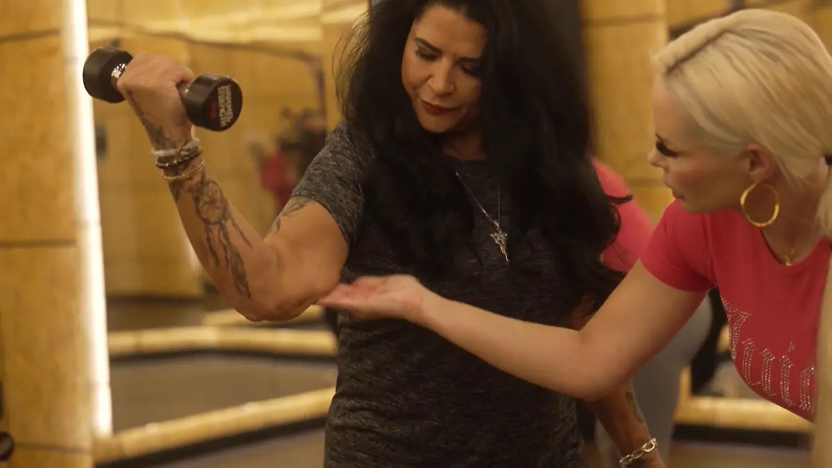 Winke, winke, Winkearme! Iris Katzenberger lässt sich die Flügel stutzen Weg mit der überschüssigen Haut