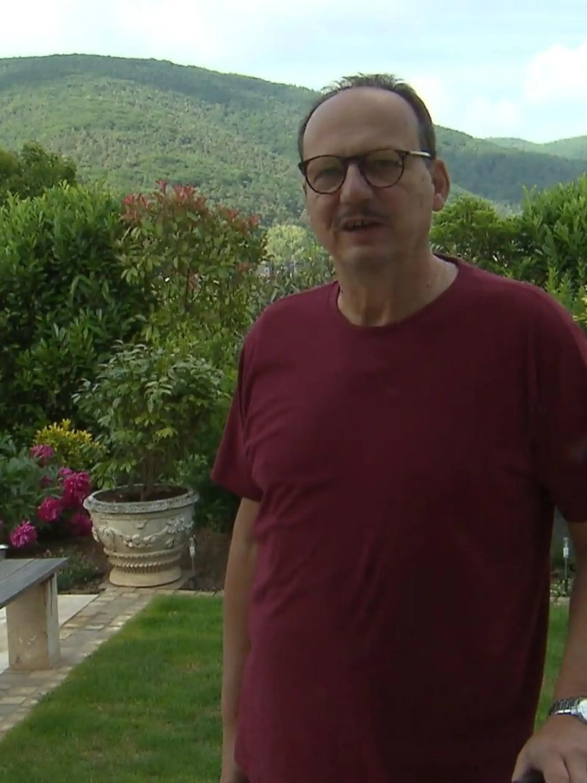 Bild zu: "Armins idyllischer Blick auf die Weinberge begeistert die Gäste"