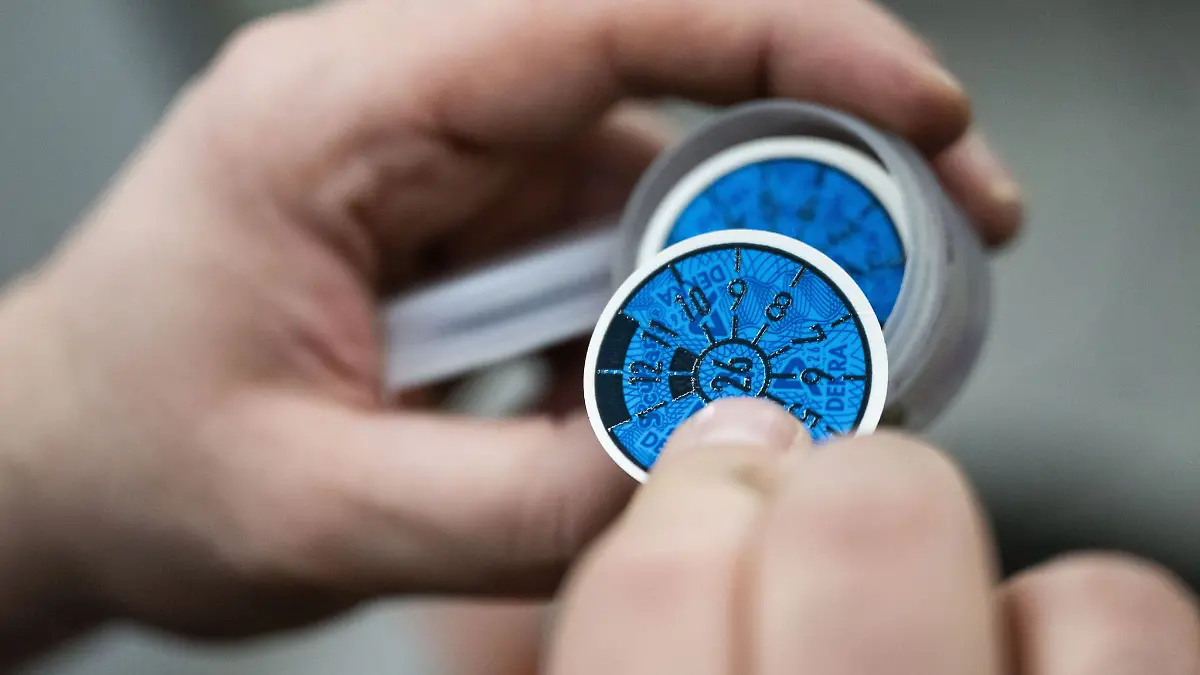 Nach der Hauptuntersuchung gibt es künftig nicht mehr nur die Plakette und den Prüfbericht auf Papier. (Archivbild)