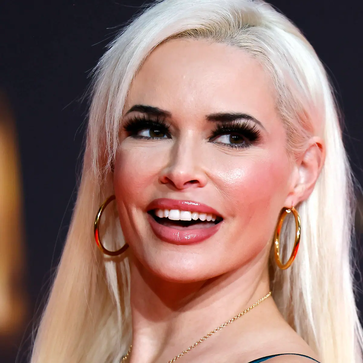 Daniela Katzenberger zeigt ihren trainierten Body auf dem Red Carpet beim Deutschen Fernsehpreis 2024