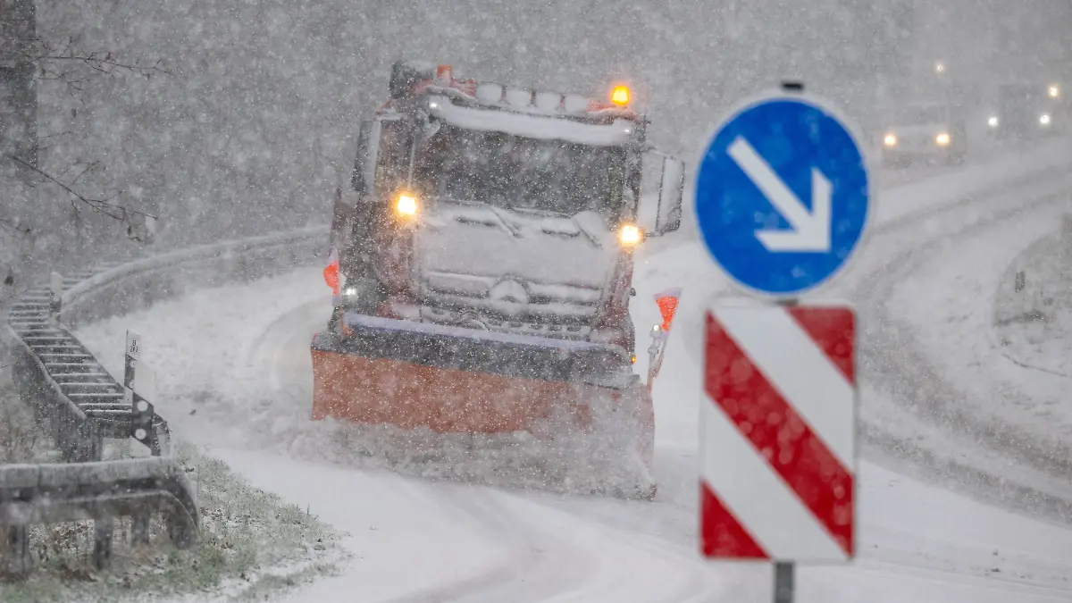 nj vb k+ Schneefall im Erzgebirge