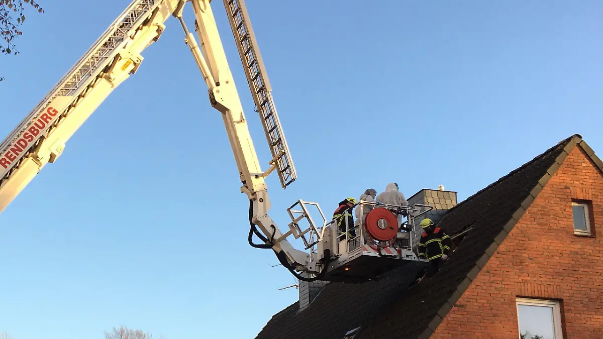 ARCHIV - 04.11.2020, Schleswig-Holstein, Rendsburg: Auf dem Dachboden eines Mehrfamilienhauses untersuchen Polizisten einen Leichnam. Der leblose Körper war bei der Spurensicherung im Wohnhaus eines Mordverdächtigen gefunden worden. Gegen den 41-Jährigen beginnt am 4. August vor dem Kieler Landgericht der Prozess wegen zweier Frauenmorde. (zu dpa «Prozess um Rendsburger Morde an Prostituierten startet am 4. August») Foto: Aljoscha Leptin/shz/dpa - ACHTUNG: Nur zur redaktionellen Verwendung und nur mit vollständiger Nennung des vorstehenden Credits +++ dpa-Bildfunk +++