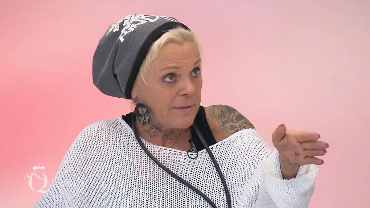 Die Strumpfhose ist ein kleiner Kritikpunkt Die Punkte für den Look von Pia