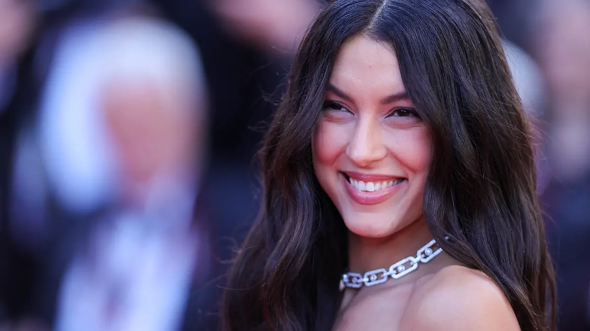 Rebecca-Mir-Neuer-Job-neuer-Style-Sie-berrascht-als-Lady-in-Red