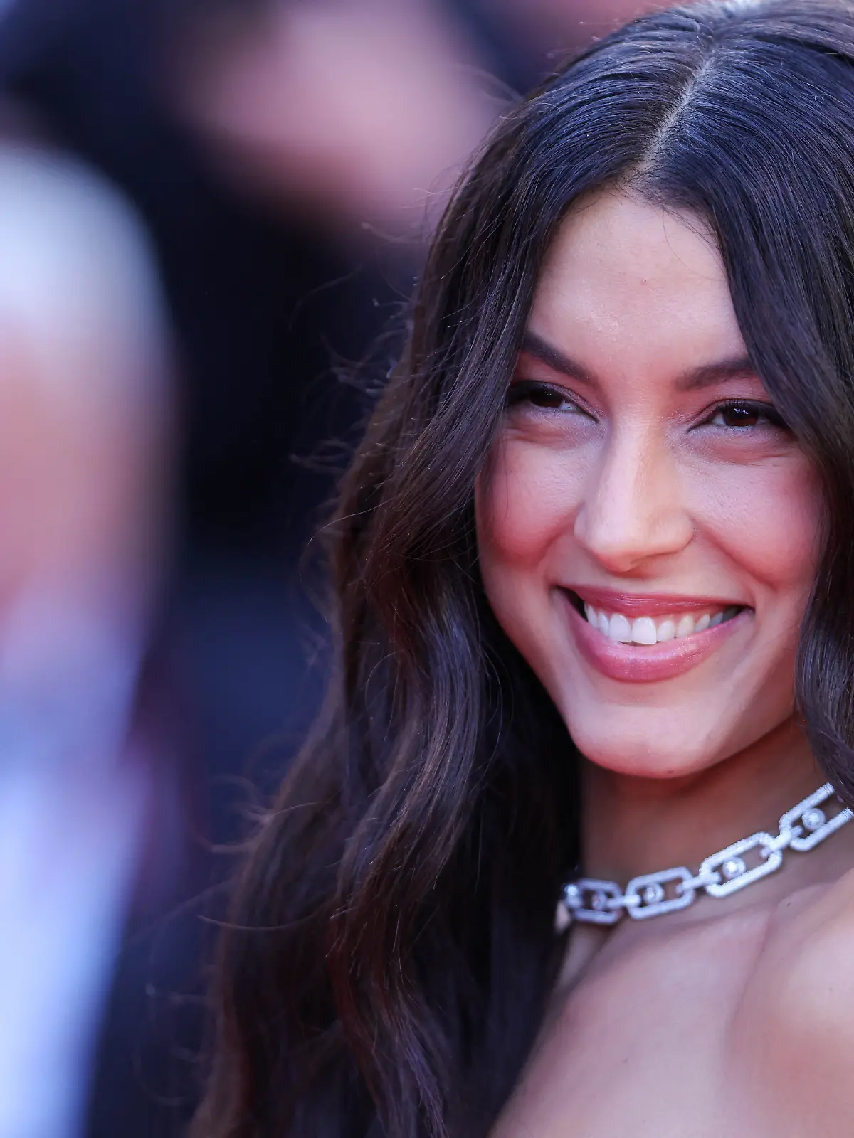 Rebecca Mir strahlt auf dem roten Teppich