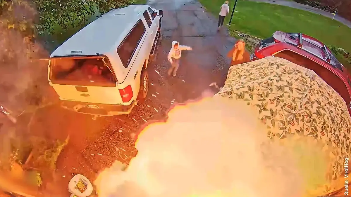 Montana-Massive-Feuerwerksexplosion-vor-der-Haust-r-weil-Enkel-z-ndelt-