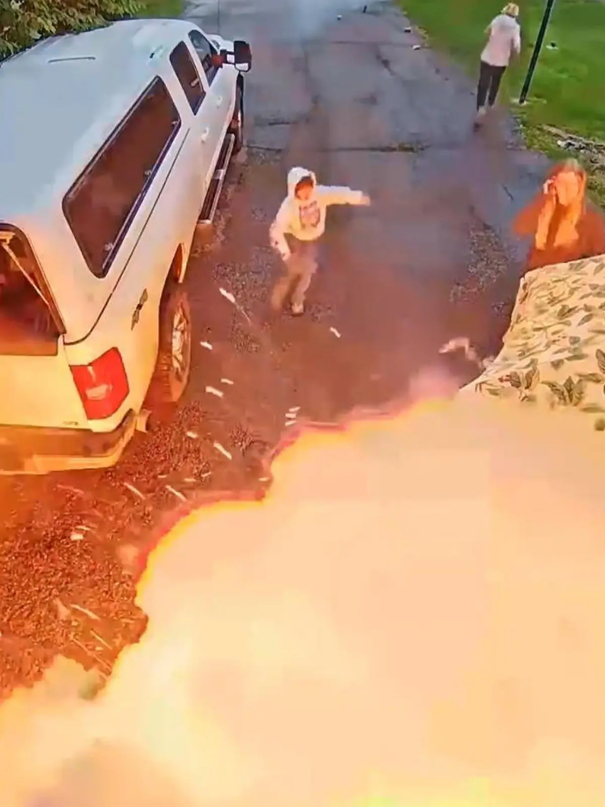 Bild zu: "Kleiner Funke wird zu Riesen-Explosion – weil Enkel Feuerwerk zündet!"