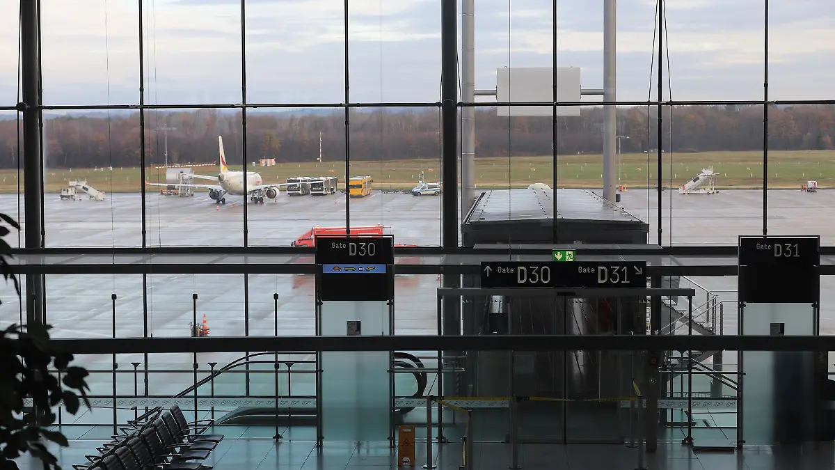 Flughafen-K-ln-Bonn-Passagiere-st-rmen-erneut-das-Rollfeld