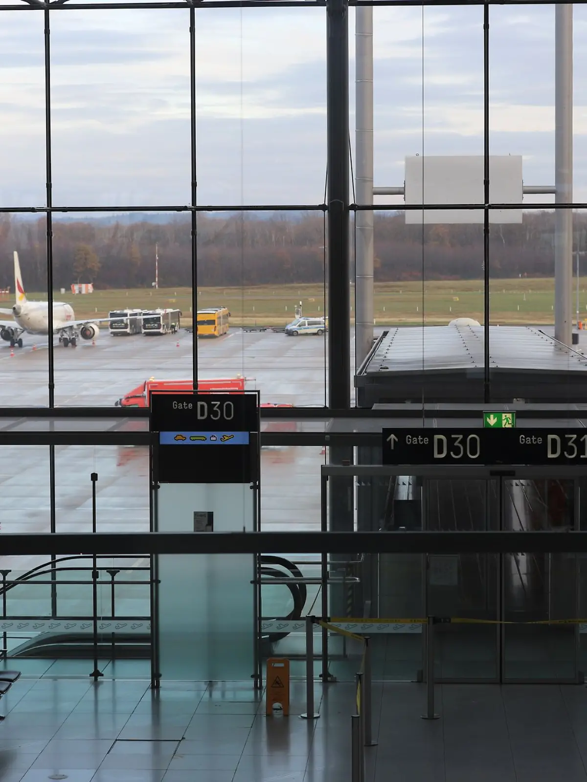 Bild zu: "Selber Flughafen, selbe Szene! Schon wieder rennen Passagiere aufs Rollfeld"