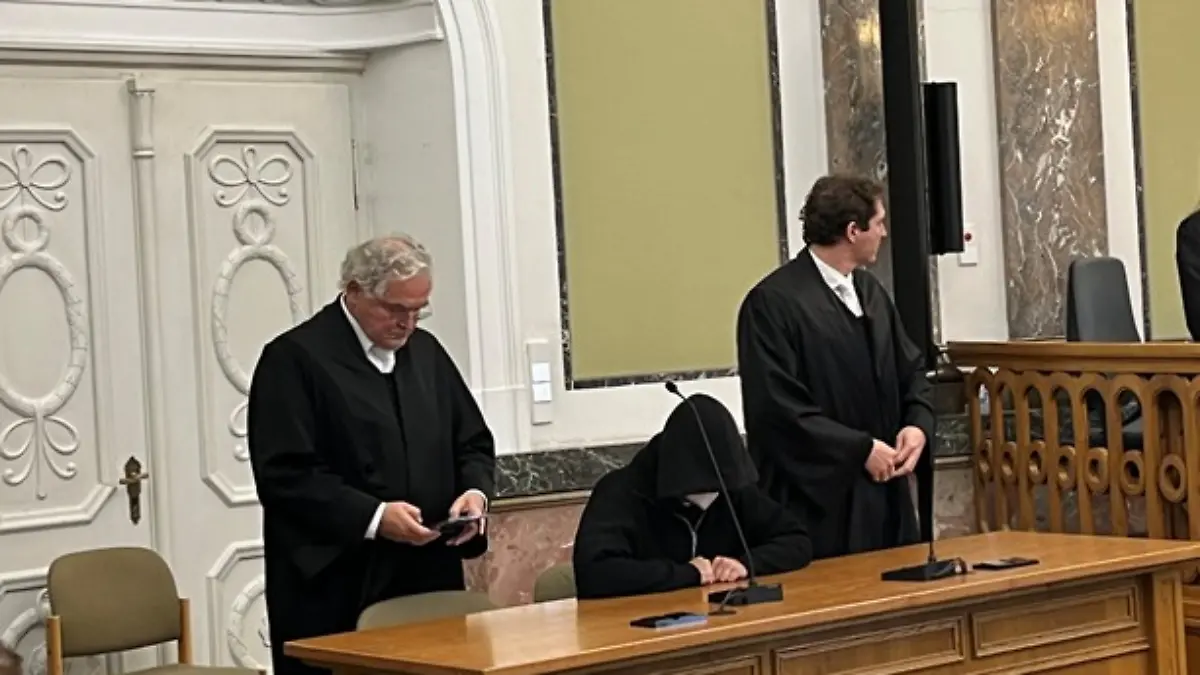 Totraser Arif A. kam mit Maske und Hoodie ins Gericht. Sein Verhalten auf der Anklagebank wirkte auf die RTL-Beobachter wirkte fast gelangweilt und provokant