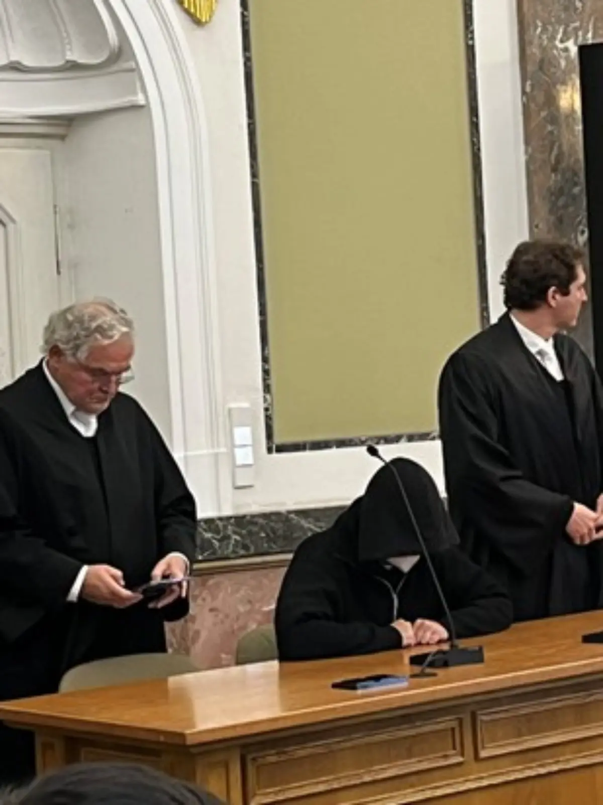 Totraser Arif A. kam mit Maske und Hoodie ins Gericht. Sein Verhalten auf der Anklagebank wirkte auf die RTL-Beobachter wirkte fast gelangweilt und provokant