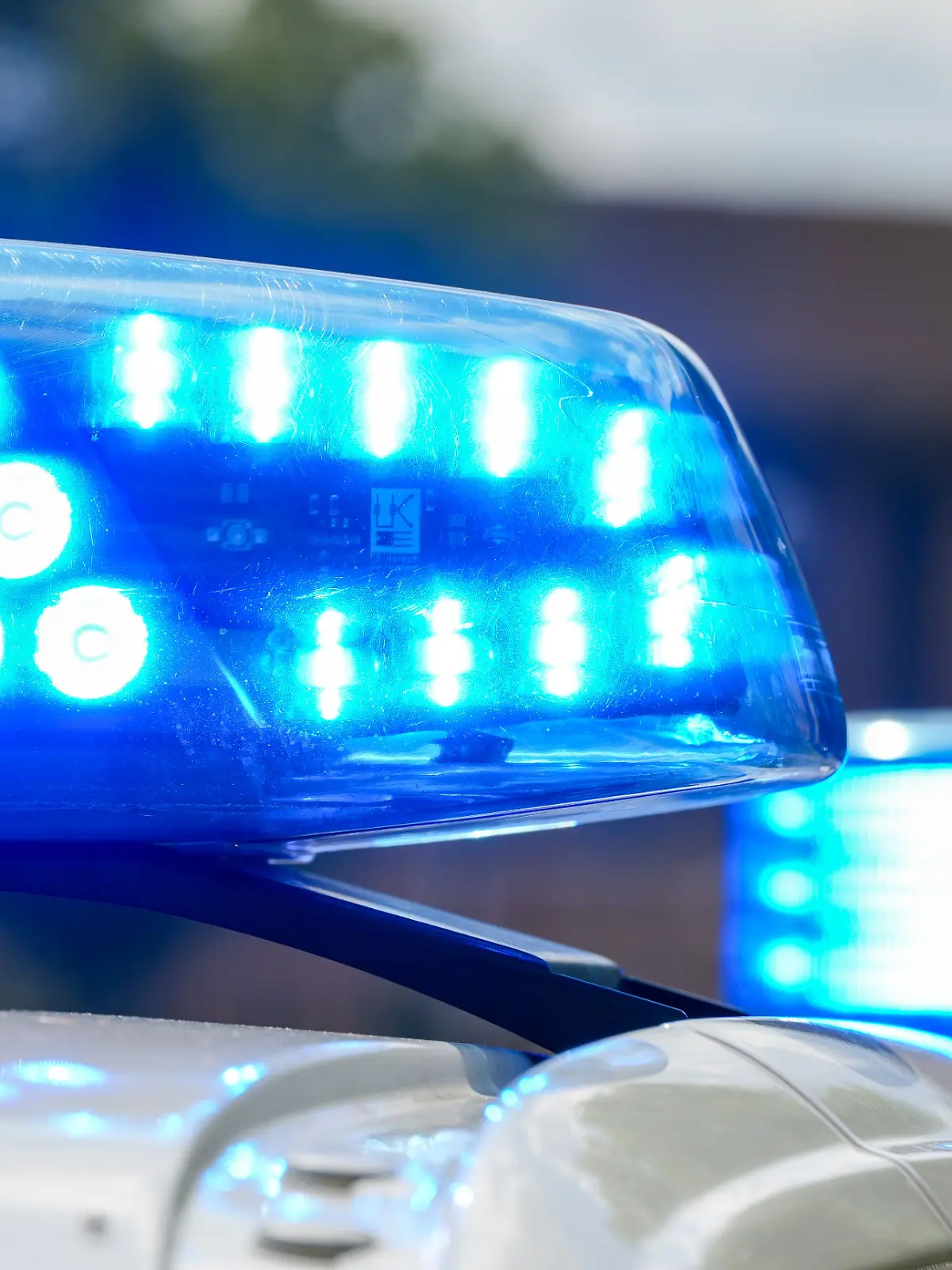 Ein Blaulicht auf einem Polizeiwagen