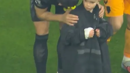 Granit-Xhaka-33-gibt-frierendem-Einlaufkind-seine-Jacke-Ber-hrende-Geste-vor-Premier-League-Spiel