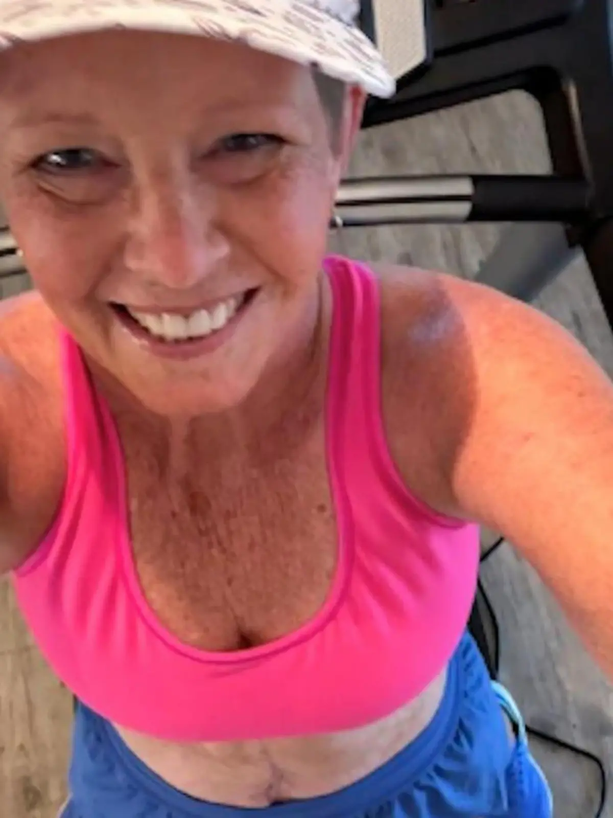 Bild zu: "Melinda (63) schneidet sich an Pappkarton – Klinik!"