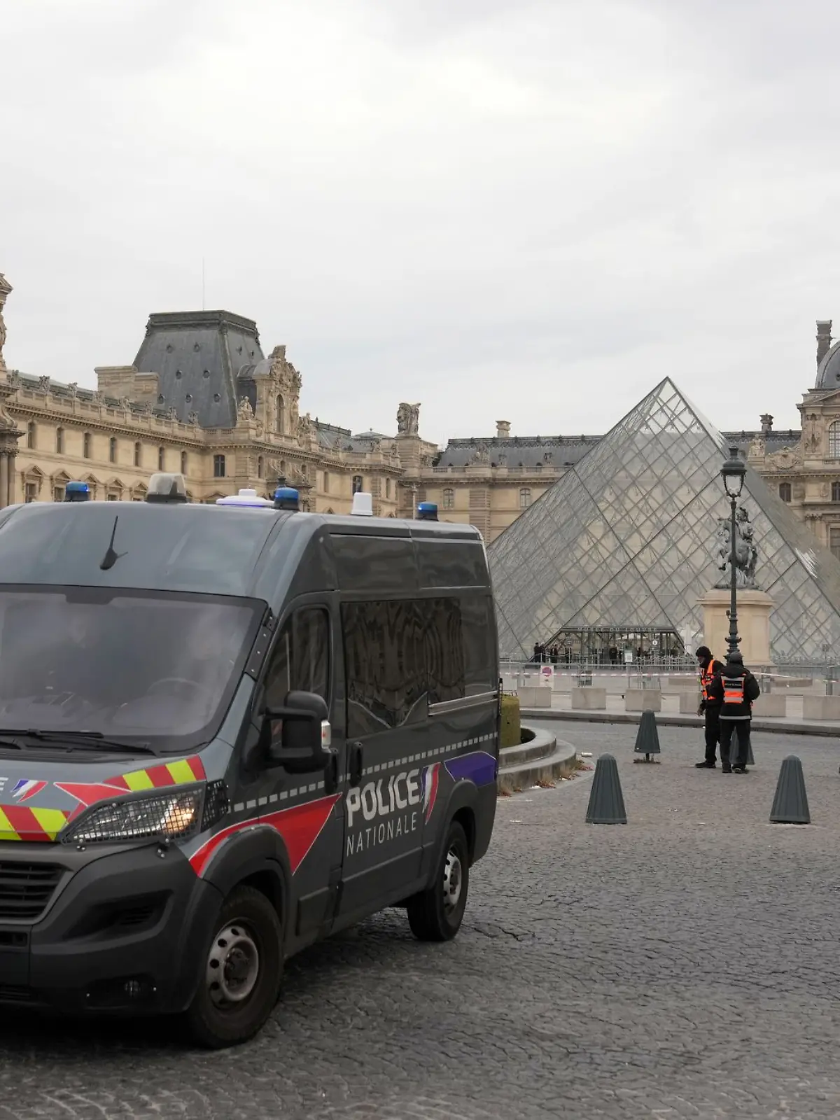 Bild zu: "Polizei meldet Festnahmen – sind die letzten Louvre-Einbrecher gefasst worden?"