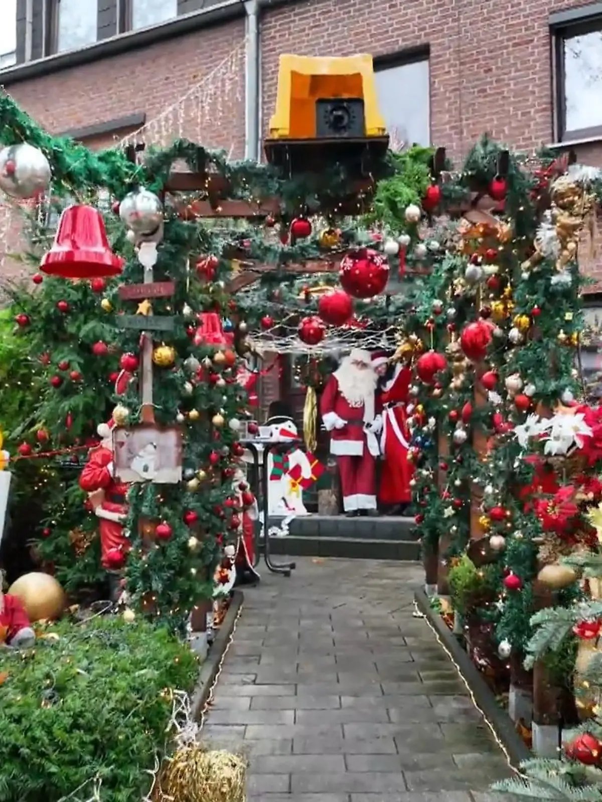 Bild zu: "Weihnachtshaus in Oberhausen öffnet"