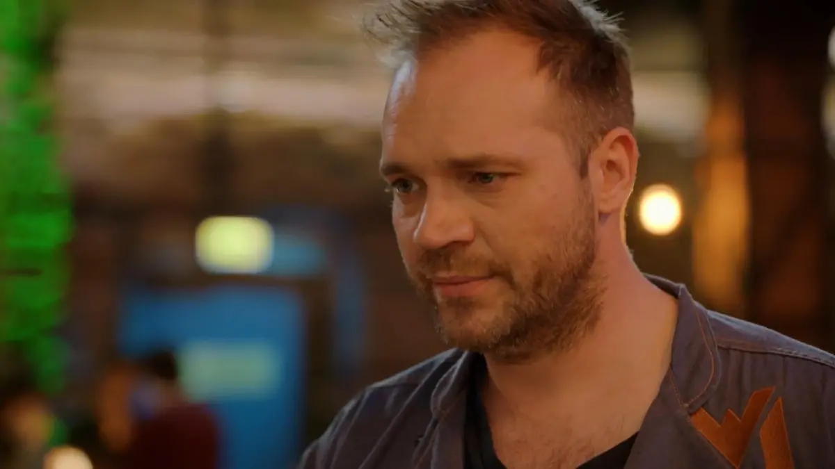 Erik vertraut sich Paul an. 