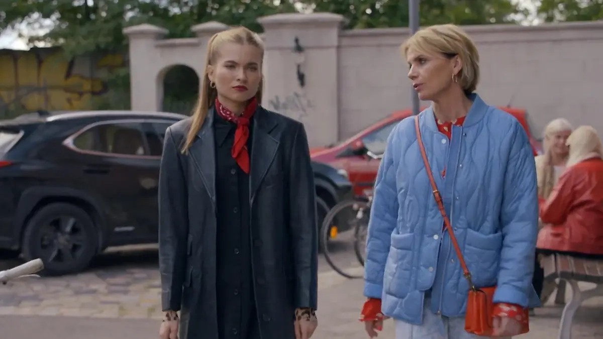 Johanna spricht mit Yvonne über das Familien-Drama. 